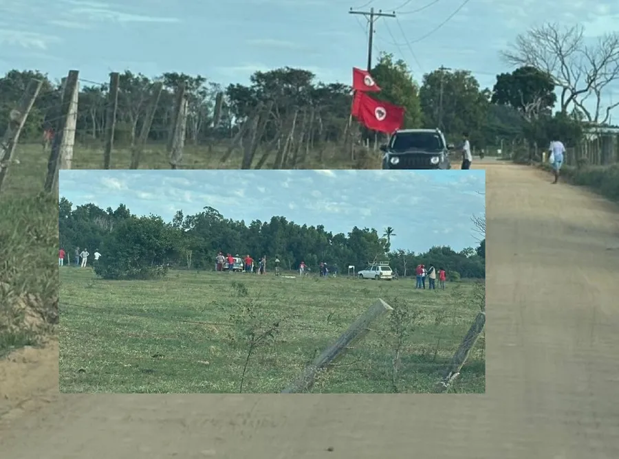 MST ocupa área em Linhares. Bandeira do movimento e muitas pessoas no local