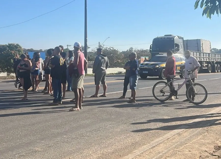 Moradores fecham a BR-101 em Linhares. Trevo de Bebedouro