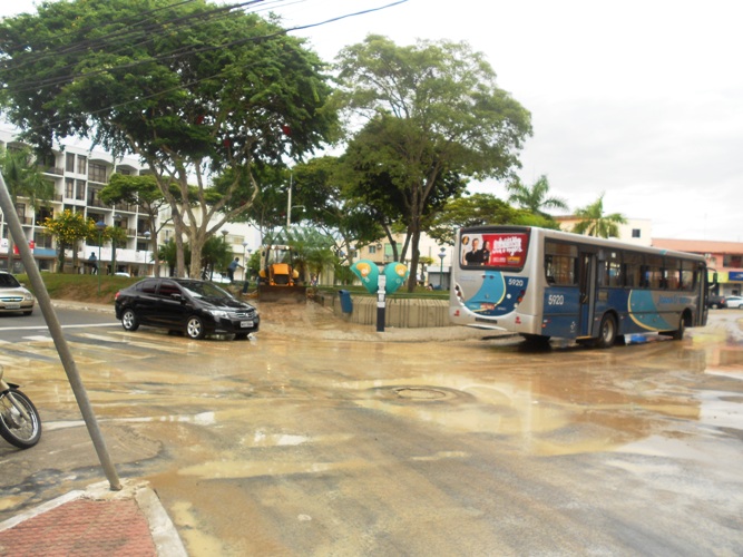 Lama e água na ‘Praça dos Correios’: o que aconteceu?