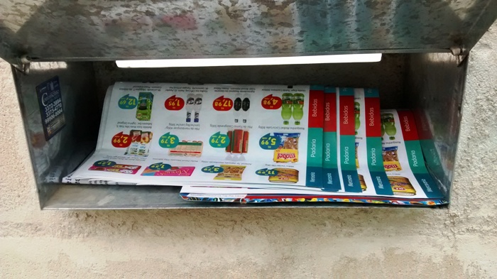 Morador do São José reclama: panfletos entopem caixa de correios