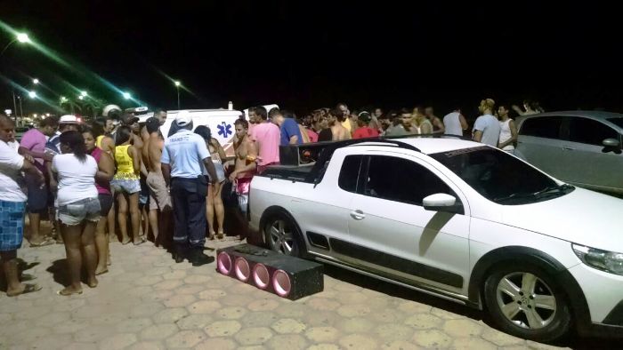 Pontal: caixas de ‘parede de som’ caem sobre folião. Ele sofreu fratura exposta