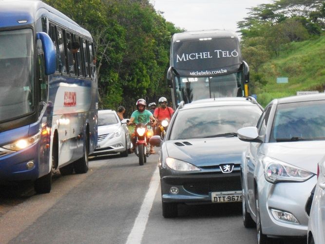 Ônibus de Michel Teló fica ‘preso’ na BR-101 e banda opta pelo ‘Plano B’