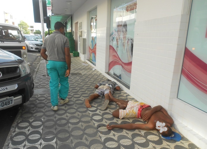 Centro: homens dormem tranquilamente na calçada e chamam a atenção de pedestres