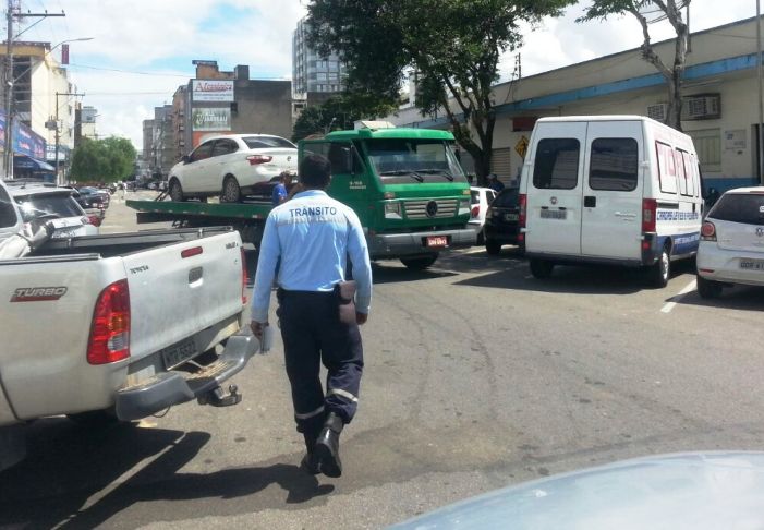Carros e motos guinchados no Centro de Linhares: guincho pode “entrar” na contramão?