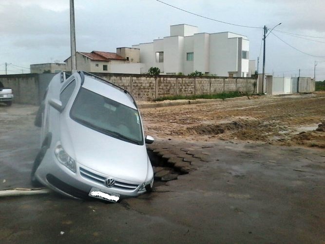 Carro cai no buraco: “Quem paga o prejuízo?”, pergunta internauta