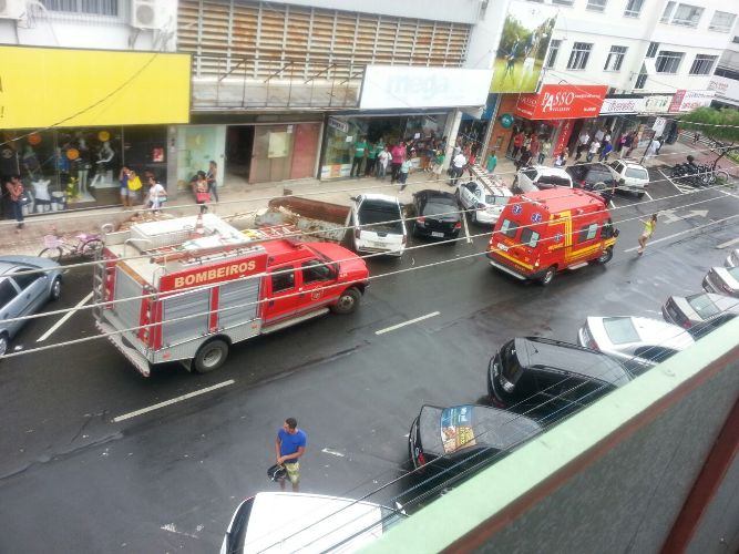 Bombeiros atendem ocorrência em restaurante, no Centro: Garçonete sai ferida