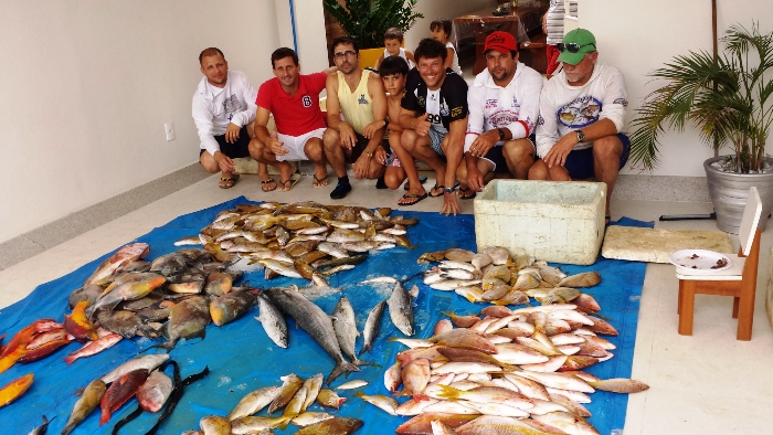 De molinete: amigos fisgam mais de 300kg de peixe no mar de Urussuquara