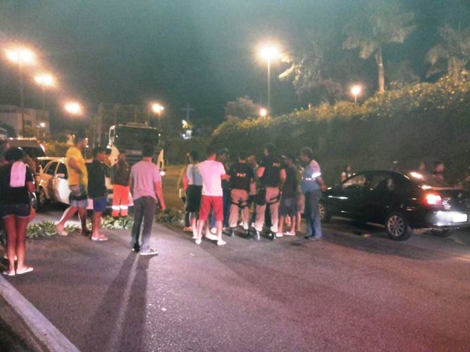 BR-101 é fechada em Linhares. Protesto é feito por familiares de carreteiros mortos em Alagoas