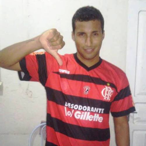 Vascaíno perde aposta, é obrigado vestir camisa do Flamengo e inda postar na rede social