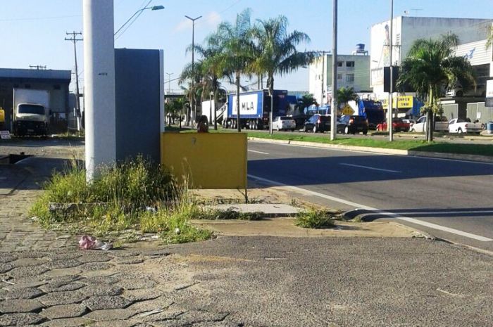 Placas atrapalham visibilidade no bairro Araçá