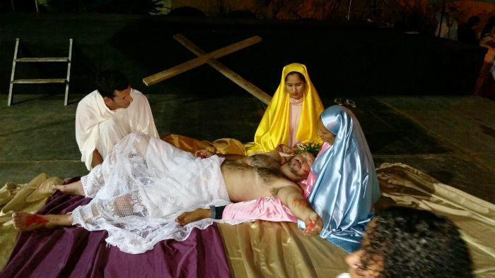Interlagos: Católicos encenam sofrimento de Jesus Cristo e atraem multidão