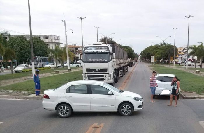 Manhã com acidente no “Trevo da MVC”, um dos mais movimentados de Linhares