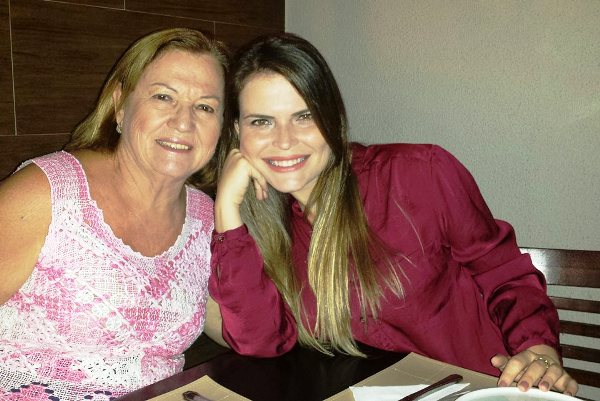 Eterna professora Zilá faz dedicação à filha