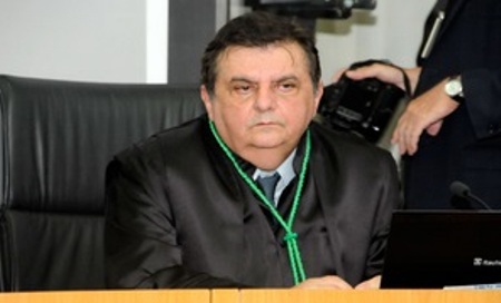 Conselheiro que suspendeu parecer de contas de GZ já foi condenado por improbidade administrativa