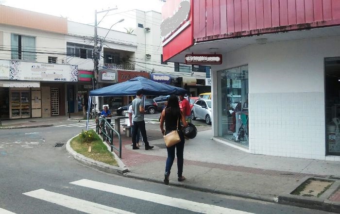 Empresa “se instala” na calçada, internauta registra e envia foto para o Eu Vi