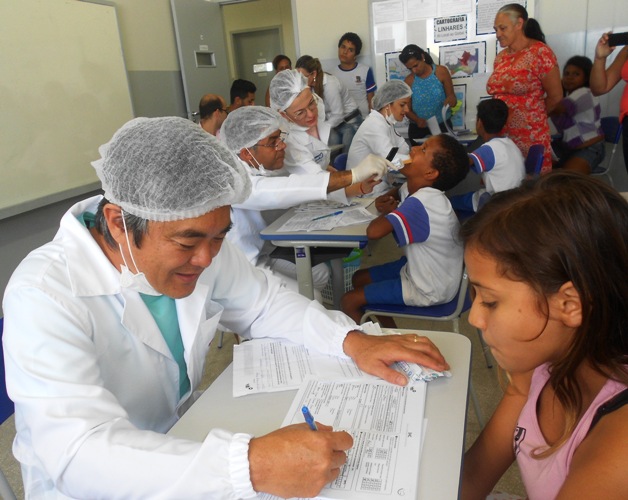 Dentista do Bem: cenas da triagem no Juparanã. Adolescentes com tratamento odontológico de graça