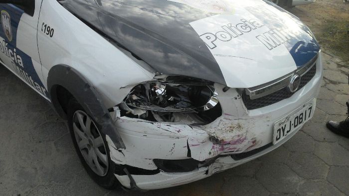 Manhã de quinta-feira: viatura da PM e carro de passeio se envolvem em acidente