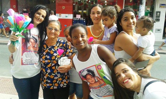 Grupo entrega rosas às mamães e pede ajuda para garotinha que tem doença rara