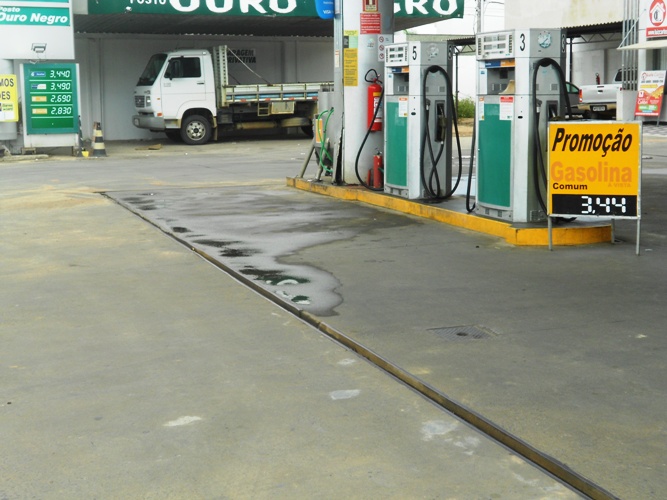 Aumentou: internautas reclamam de “aumento brusco” no litro de gasolina em Linhares