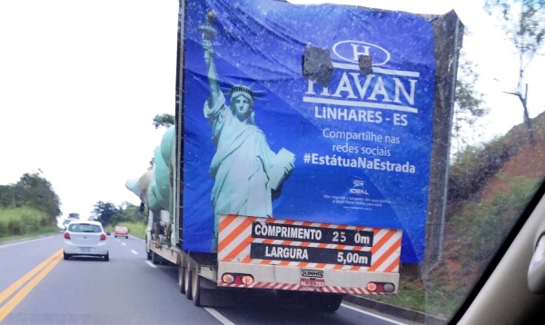 Havan: advogado fotografa Estátua da Liberdade a caminho de Linhares
