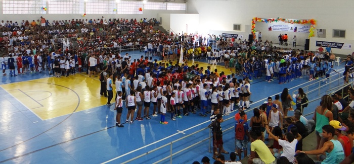 Que lindo! Estudantes lotam quadra de ginásio na abertura da fase municipal dos JEES