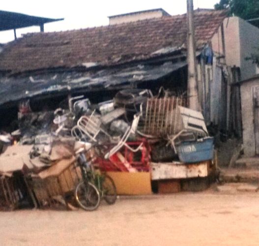 Reciclagem: morador teme mosquito da dengue e pede providências no BNH