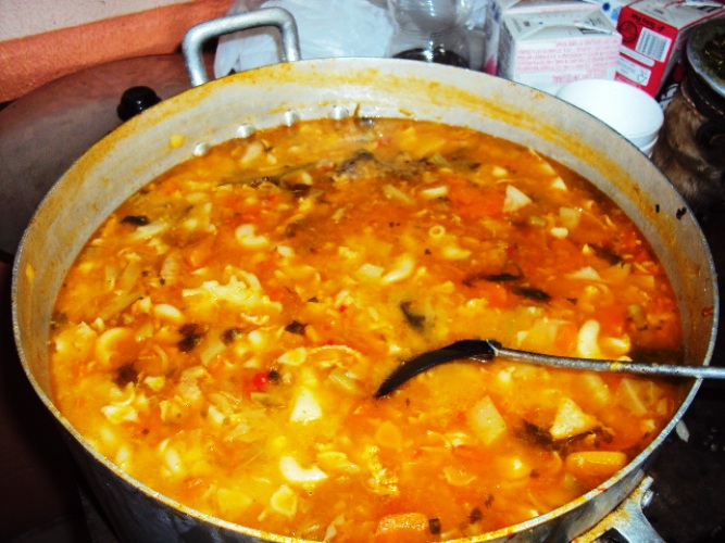Sopão: voluntários “matam” fome e alimentam almas em Linhares