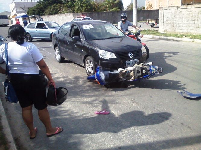 Acidente entre moto e carro deixa mulher ferida no BNH