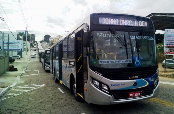 Alvoroço na cidade durante apresentação de novos ônibus da Viação Joana Darc