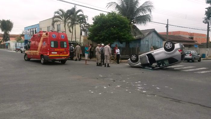 Capotamento no bairro Interlagos chama atenção de curiosos