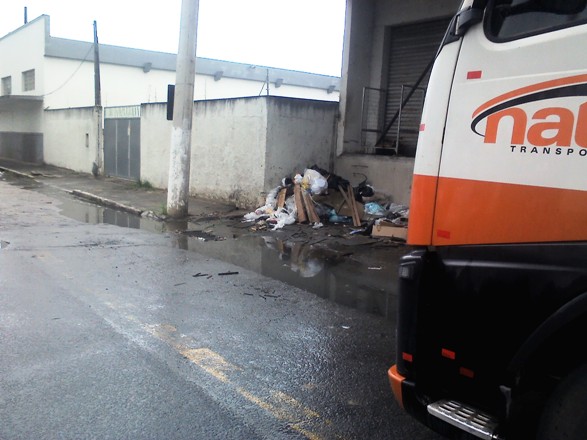 Rua no bairro Conceição: Sujeira na via continua, mesmo depois de notificação e autuação