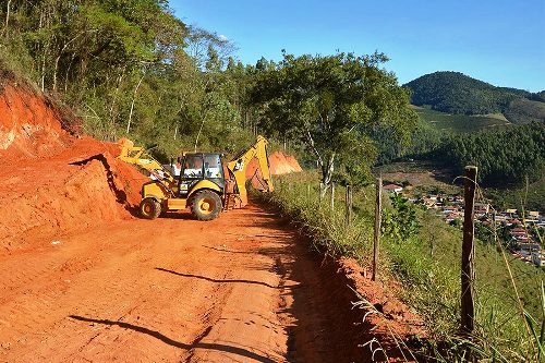 Recurso federal não chega e PML reconstroi estrada com recursos próprios