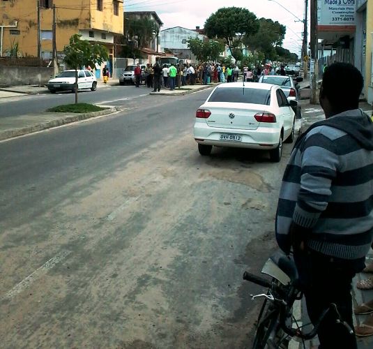 Homem observa aglomeração de pessoas no Interlagos. Confira o que aconteceu desta vez