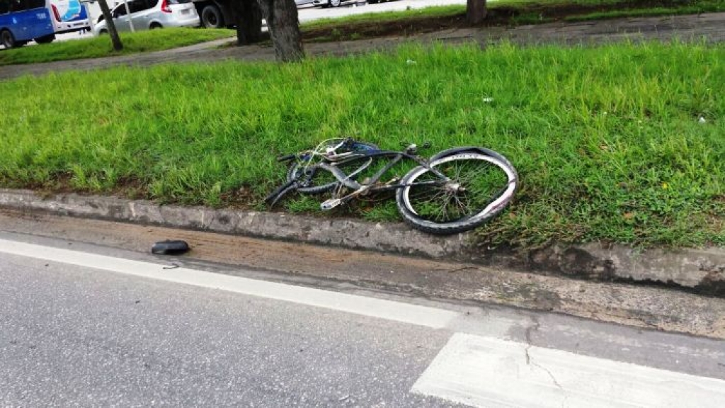 BNH: Veja o que sobrou de uma bicicleta após acidente na BR-101