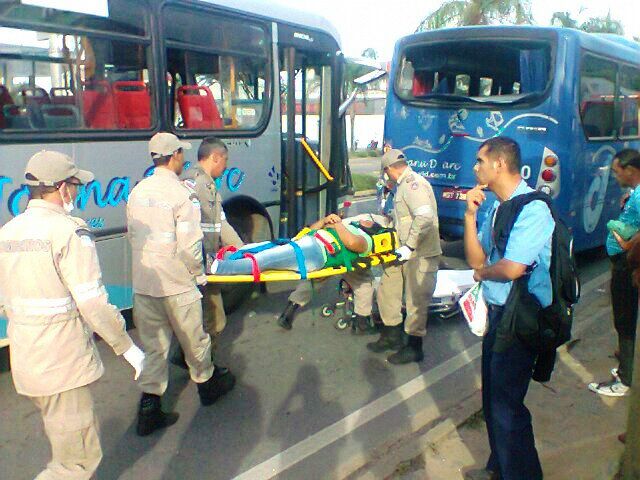 Ônibus da Viação Joana Darc se envolvem em acidente na lateral da BR-101