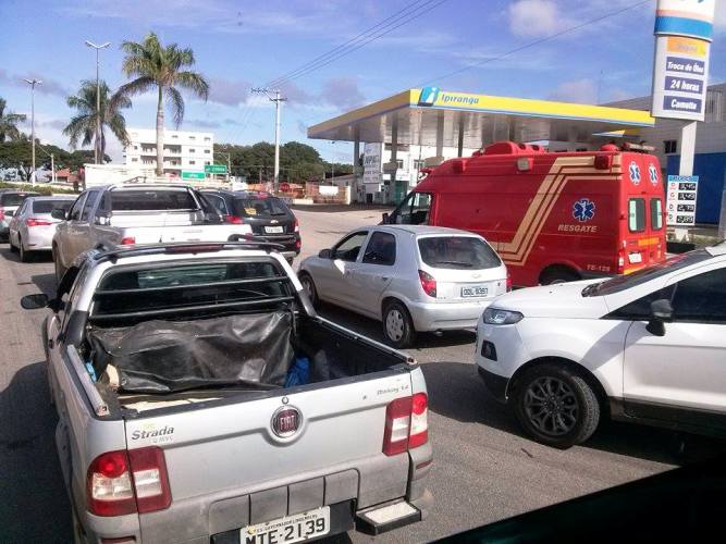Pare e siga em Linhares: motoristas esperam mais de meia hora na BR-101