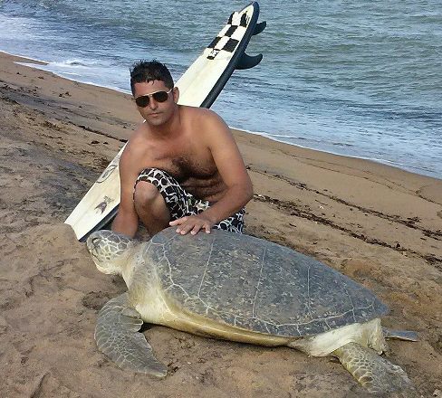Surfista lamenta morte de tartaruga em Regência