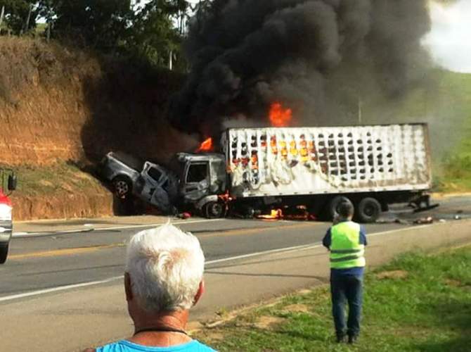 Acidente com vítima fatal na BR-101: veículos explodiram e fumaça é tóxica