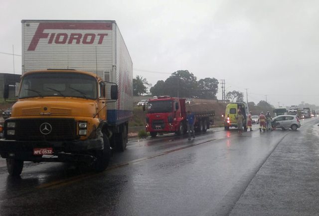 Acidente entre caminhões congestiona trânsito na BR-101