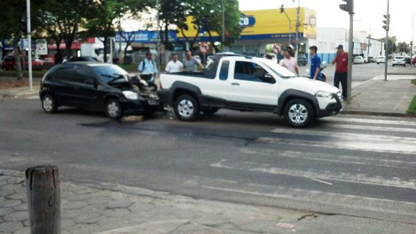 BNH: dois veículos envolvidos em acidente no cruzamento da BR-101