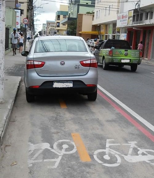Ciclovia? O que esse carro faz aí? Confira onde foi a cena: