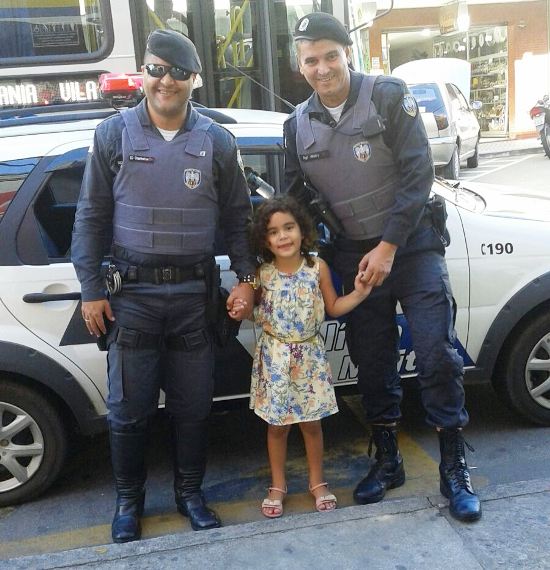 Cena da cidade: garotinha se encanta com PMs no Centro de Linhares