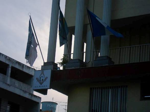 Bandeira rasgada: Internauta fotografa prédio da Câmara e pede providencias