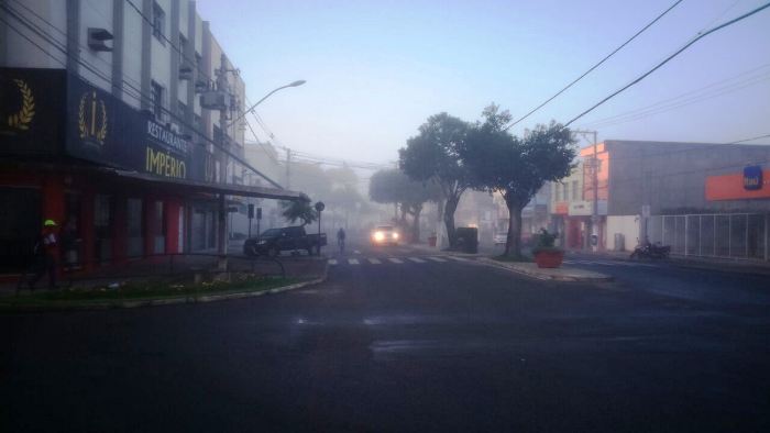 Neblina: clima muda paisagem no Centro de Linhares e internauta registra cenas