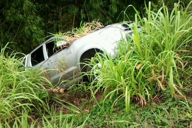 Mulher perde controle e Hilux cai em ribanceira na ES-248