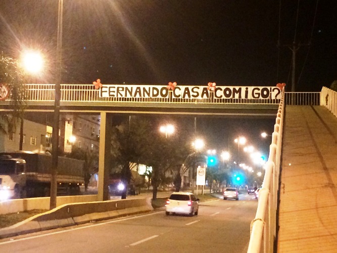 Para Fernando: pedido de casamento chama a atenção em passarela de Linhares
