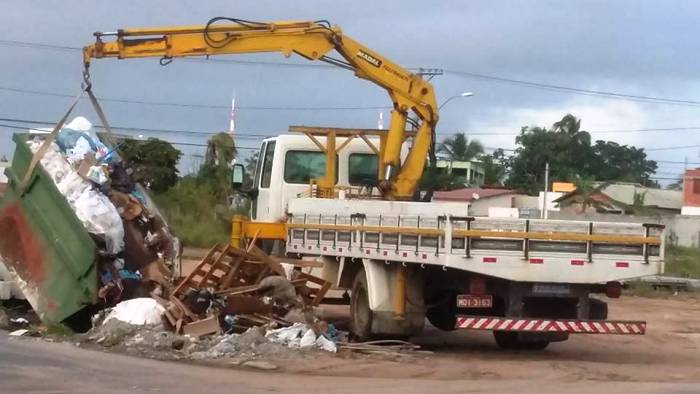 Carros descarregam entulho no Movelar. Confira o que biólogo disse na Câmara Municipal