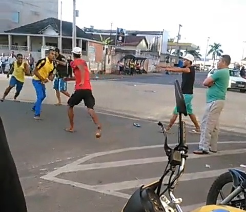 (Vídeo) Barraco no Centro de Linhares: foram mais de 20 minutos de briga