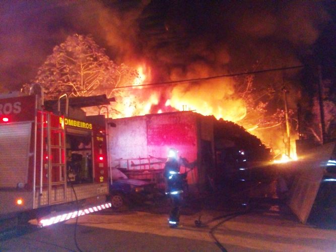Incêndio: Fogo atinge ferro velho e residências no Aviso