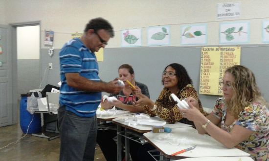 Escultor autodidata ministra oficina para professores no BNH
